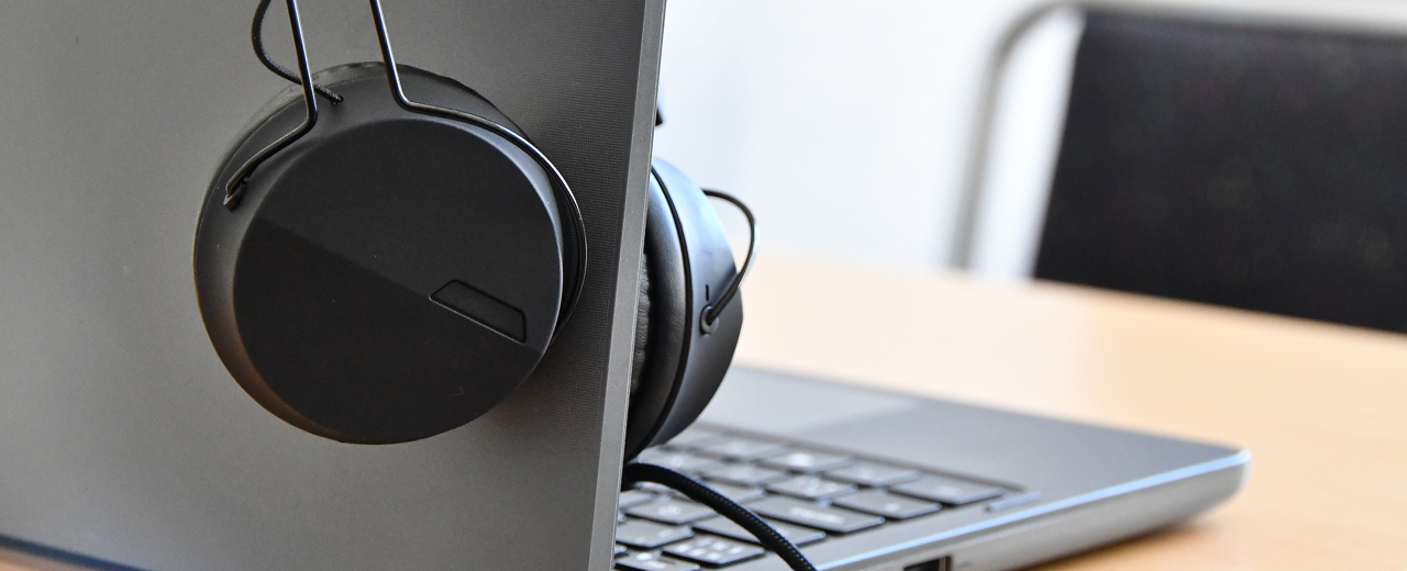 Fiktiv elev vid en dator