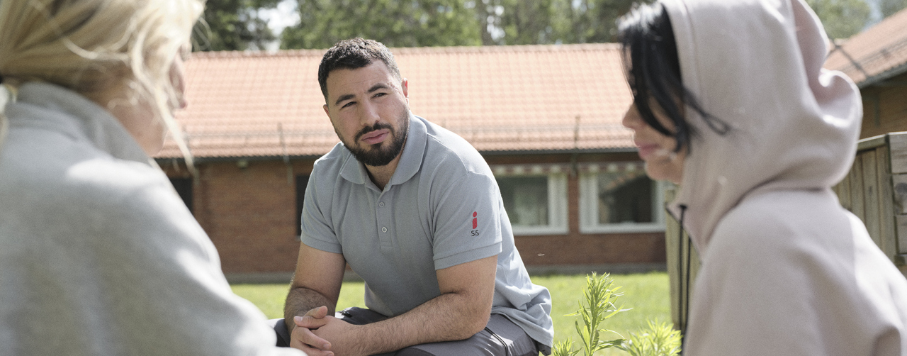 Medarbetare och ungdomar på ungdomshem