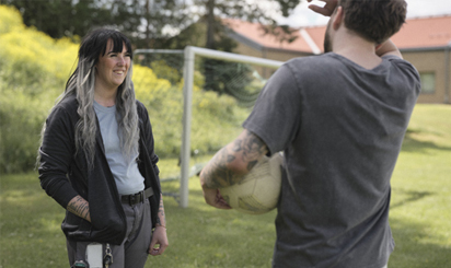 Behandlingspedagog jobbar i köket