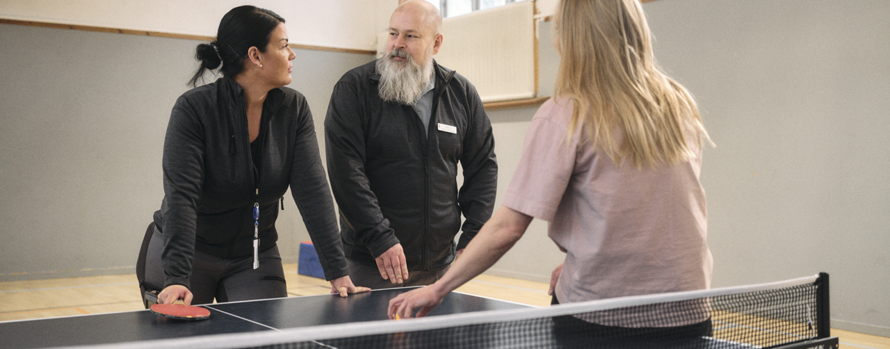 En person som guidar en grupp eller interagerar med ungdomar i en trygg miljö