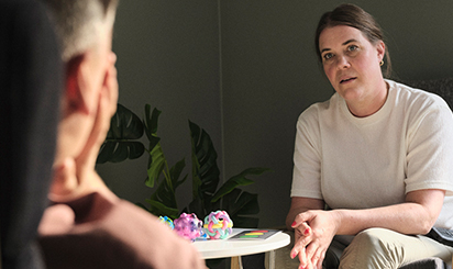 Man sitter och gestikulerar